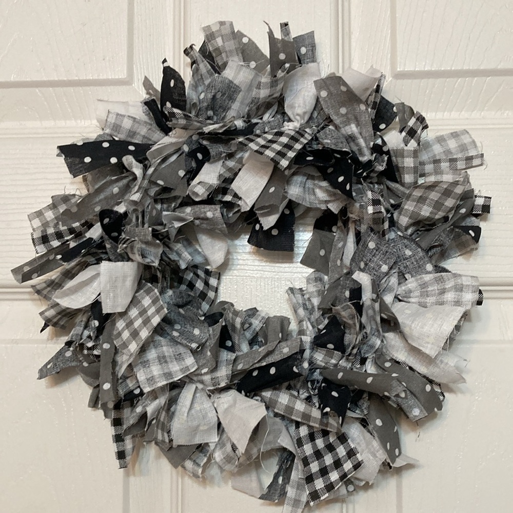 🎈SOLD HANDMADE RAG Wreath Checkered Checked Black and White NWT Door Decor